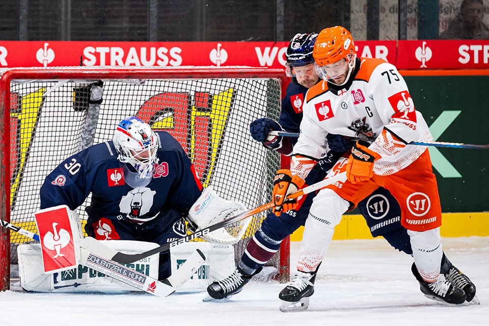 (L-R) Jake Hildebrand und Eric Mik von den Eisbären Berlin und Robert Dowd von den Sheffield Steelers. (L-R) Jake Hildebrand und Eric Mik von den Eisbären Berlin und Robert Dowd von den Sheffield Steelers.