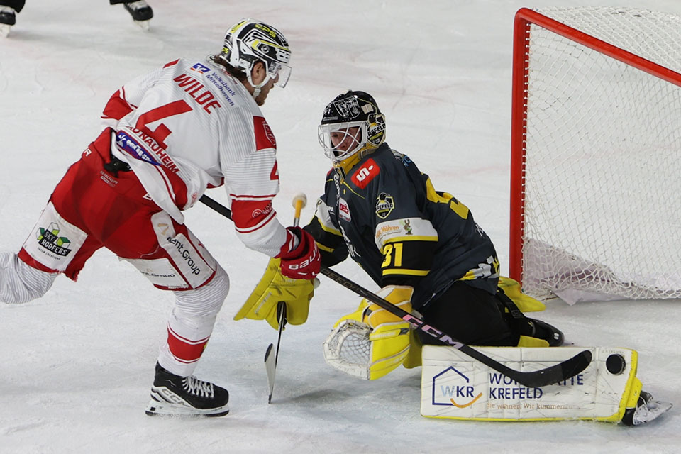 Penalty von Wilde beim Spiel Krefeld gegen Bad Nauheim. Penalty von Wilde beim Spiel Krefeld gegen Bad Nauheim.