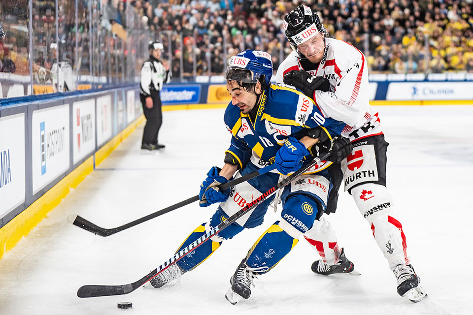 Andres Ambuehl vom HC Davos gegen Daniel Carr von Team Canada. Andres Ambuehl vom HC Davos gegen Daniel Carr von Team Canada.