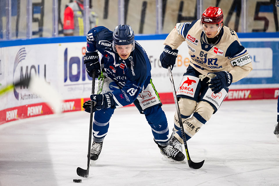 Tim Brunnhuber von den Straubing Tigers wird verfolgt von Boaz Bassen von den Schwenninger Wild Wings. Tim Brunnhuber von den Straubing Tigers wird verfolgt von Boaz Bassen von den Schwenninger Wild Wings.