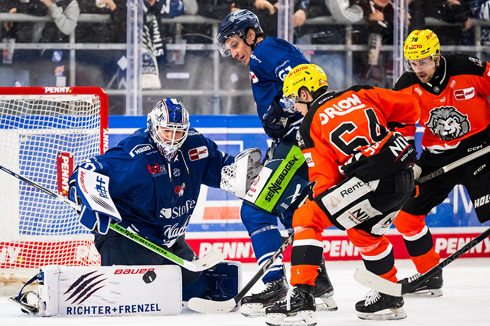 Zane McIntyre, Justin Braun von den Straubing Tigers und Markus Schweiger von den Löwen Frankfurt. Zane McIntyre, Justin Braun von den Straubing Tigers und Markus Schweiger von den Löwen Frankfurt.