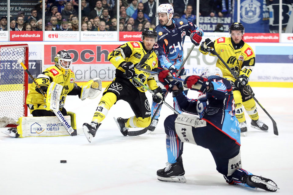 Spielszene Ravensburg gegen Krefeld.