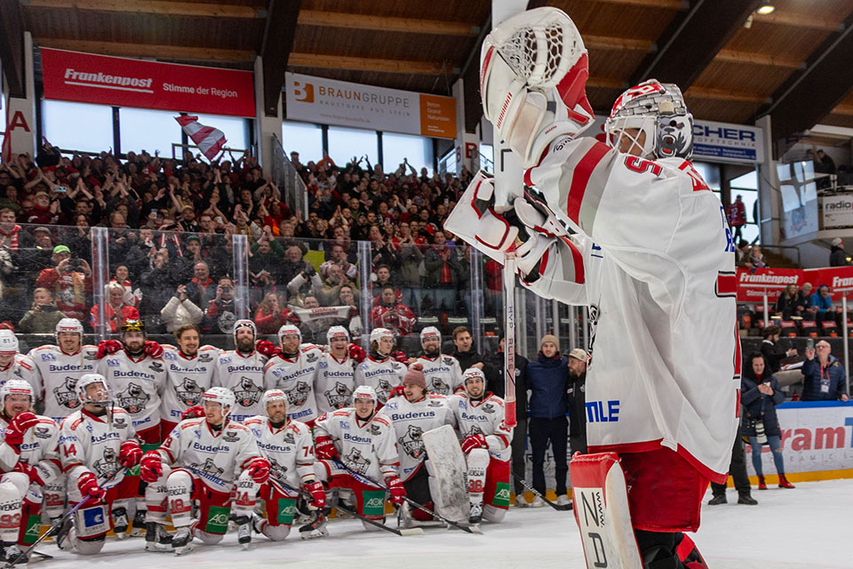 Regensburg feiert den Klassererhalt.