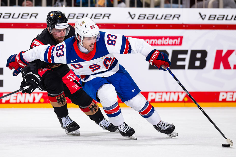 Maximilian Kastner von Team Deutschland und Conor Garland von Team USA im Zweikampf.