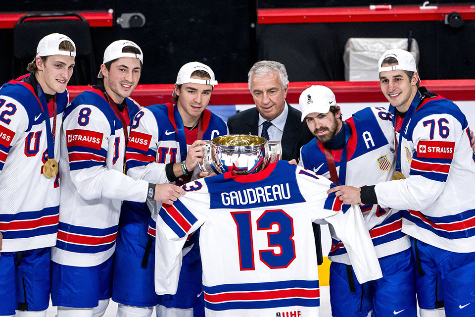 Isaac Howard, Zach Werenski, Clayton Keller, Conor Garland und Brady Skjei aus den USA halten das Trikot von Johnny Gaudreau hoch, der 2024 starb.
