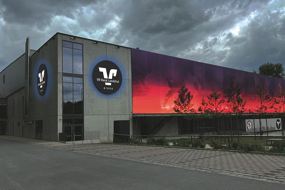 Die Landshuter Arena mit dem neuen Logo.