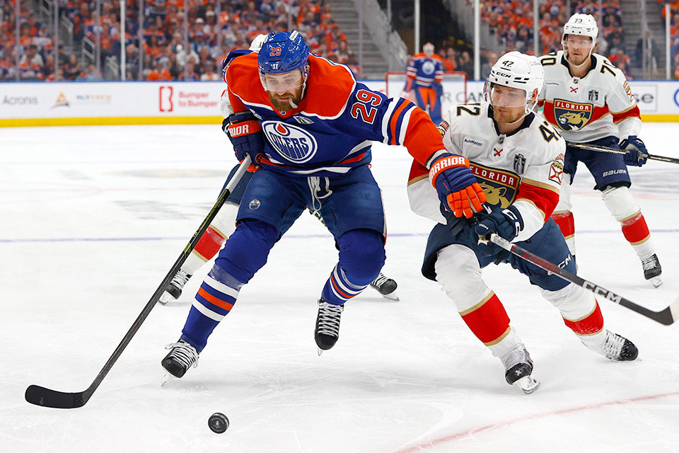 Leon Draisaitl gegen Gustav Forsling.