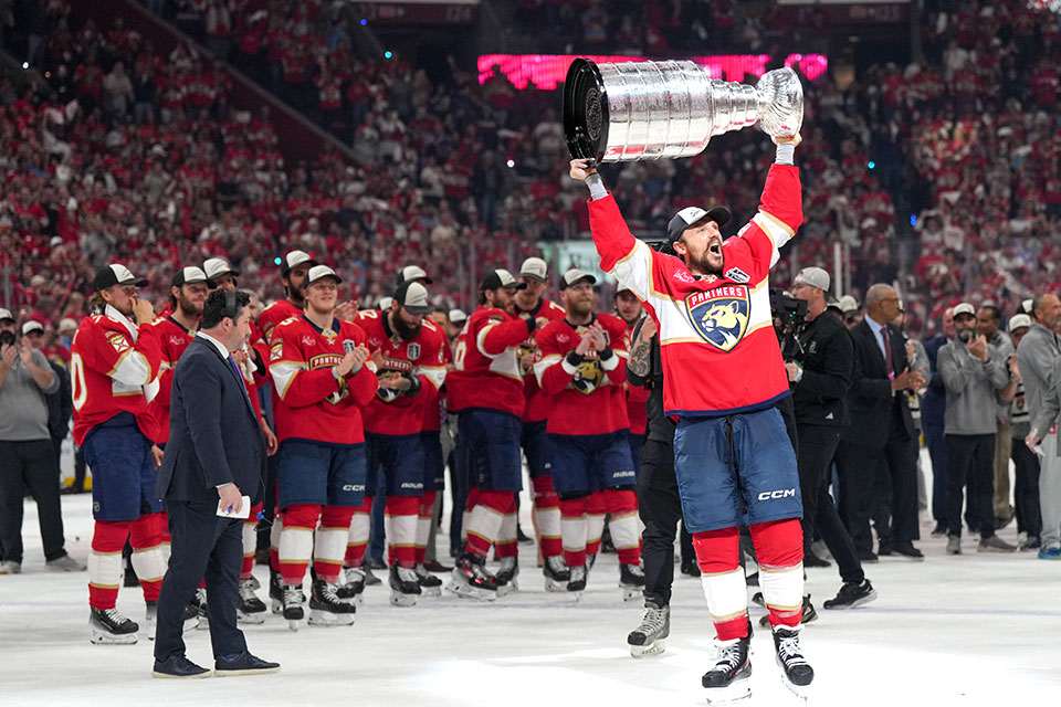 Der vierfache Torschtze Sam Reinhart mit dem Stanley Cup.
