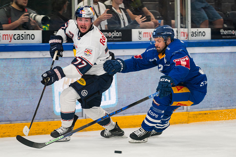 Adam Brooks von Red Bull Mnchen und Lukas Bengtsson vom EV Zug im Zweikampf.