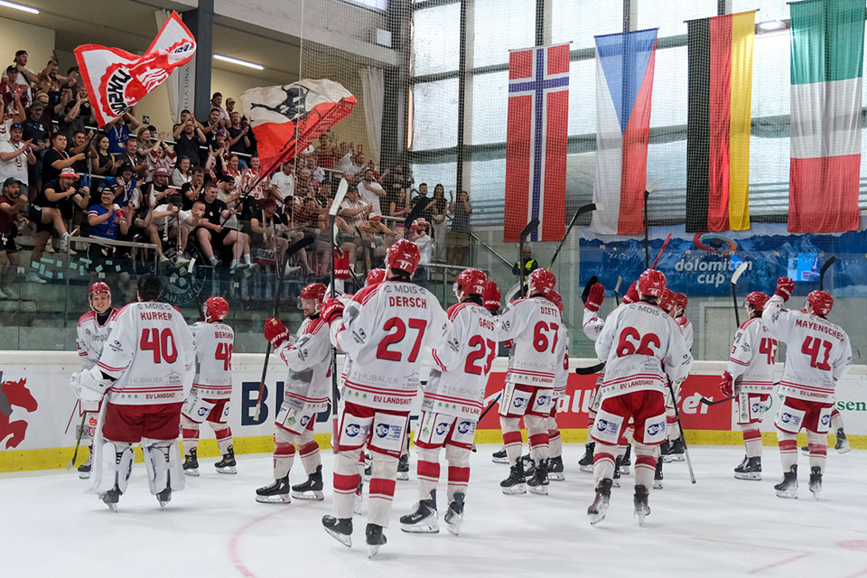 Landshut feiert den Sieg im kleinen Finale mit den mitgereisten Fans.