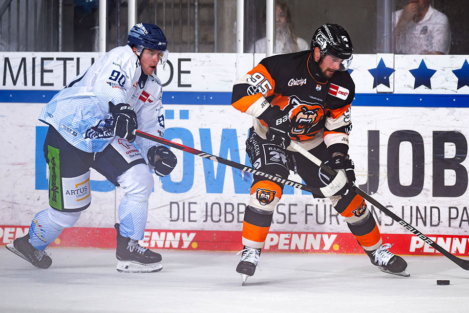 Filip Varejcka von den Straubing Tigers und Fabio Pfohl von den Grizzlys Wolfsburg.