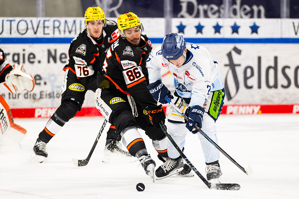 Cameron Brace von den L?wen Frankfurt und Mike Connolly von den Straubing Tigers im Zweikampf.