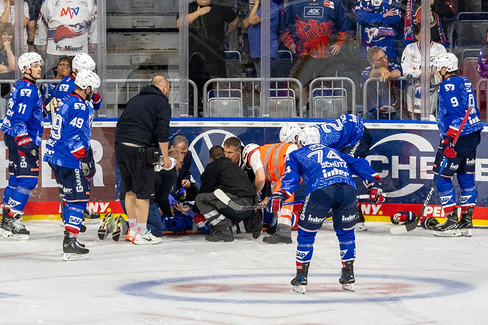 Mannheims Luke Esposito musste nach dem Foul von Yannick Veilleux vom Eis getragen werden.