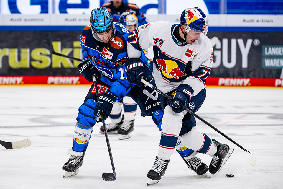 Kenny Agostino vom ERC Ingolstadt und Adam Brooks von Red Bull Mnchen im Zweikampf.