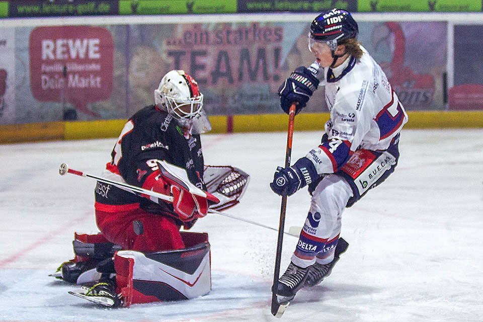 Torchance fr Hamms Raab gegen Scorpions-Torwart Wlfl.