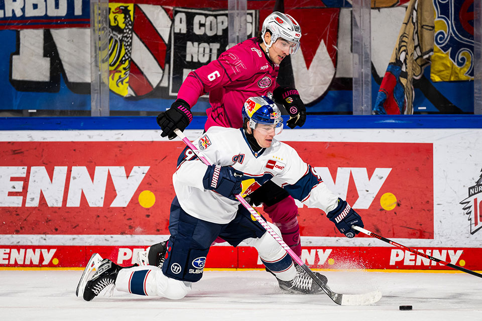 Julius Karrer von den Nrnberg Ice Tigers und Jeremy McKenna von Red Bull Mnchen im Zweikampf.