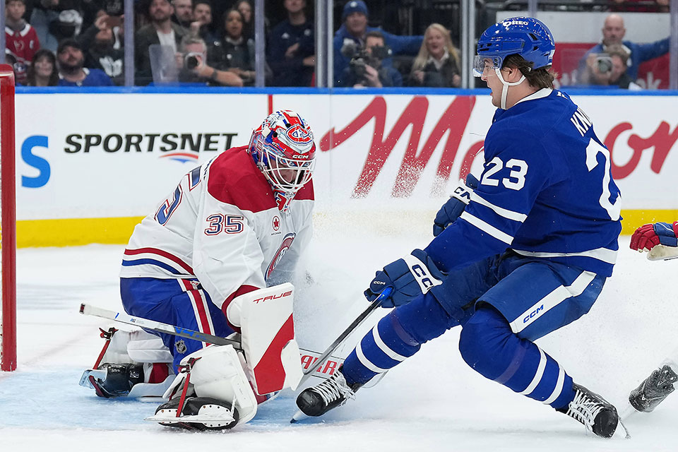 Torontos Matthew Knies gegen Montreal Canadiens Torhter Sam Montembeault.