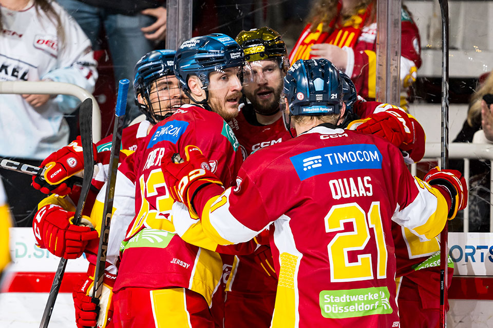 Dsseldorf feiert den Heimerfolg gegen Ravensburg.