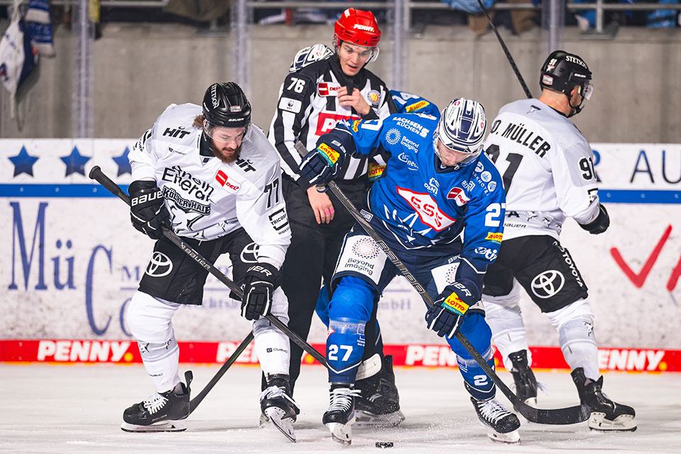 Ryan MacInnis von den Klner Haien und Dane Fox von Dresdner Eislwen im Zweikampf.