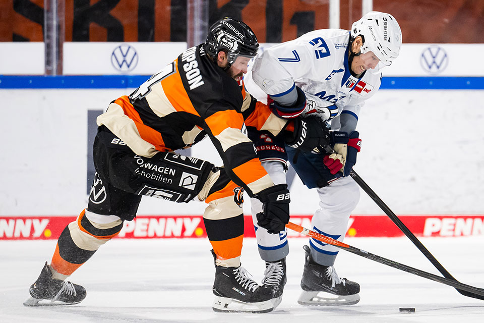 Keaton Thompson von den Grizzlys Wolfsburg und John Gilmour von den Adler Mannheim im Zweikampf.