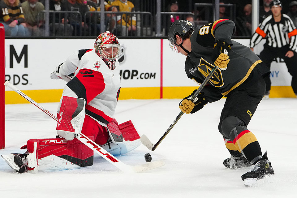 Carolinas Torwart Frederik Anderson gegen Mitch Marner von den Vegas Golden Knights.