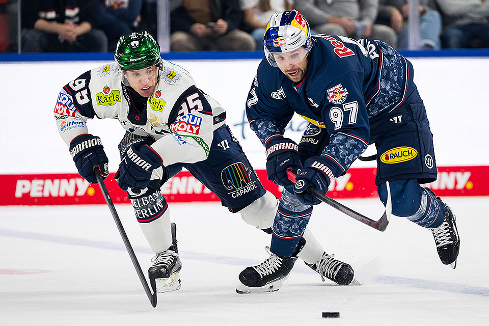 Frederik Tiffels von den Eisbren Berlin und Gabriel Fontaine von Red Bull Mnchen im Laufduell.