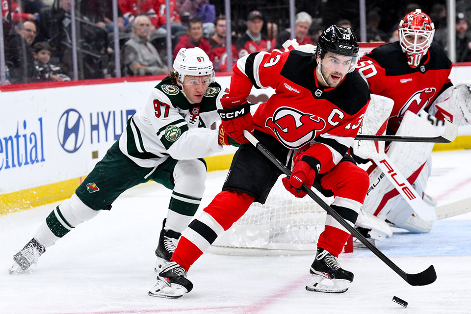 New Jerseys Nico Hischier vor Minnesotas Kirill Kaprizov.