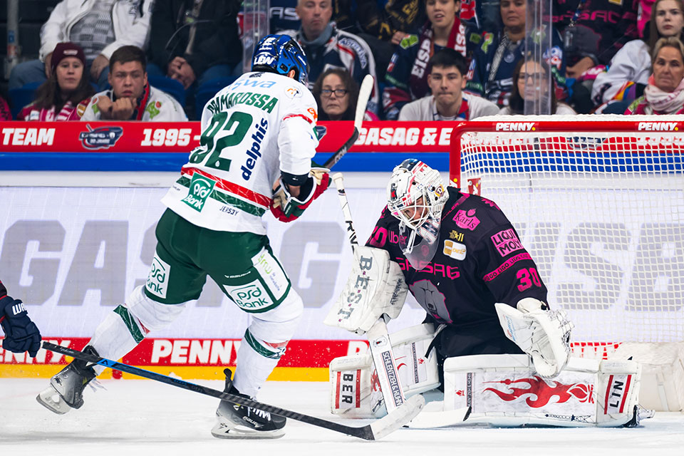 Augsburgs Joseph Cramarossa gegen Berlins Torwart Jake Hildebrand.