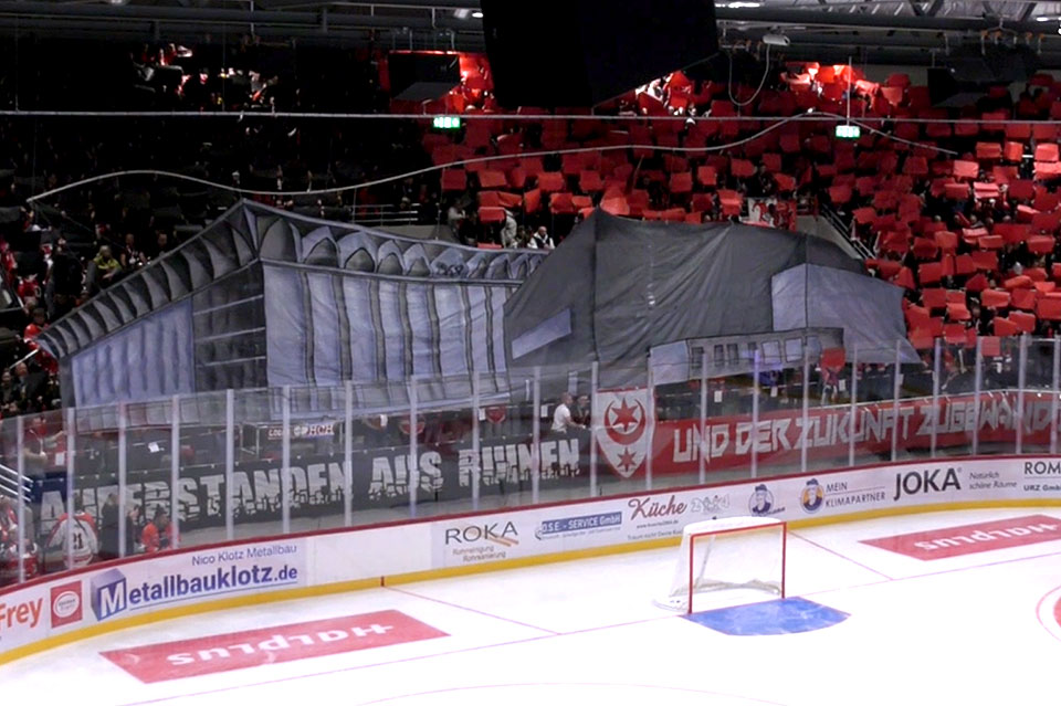 Die Fans der Saale Bulls mit einer Choreo vor dem Spiel.