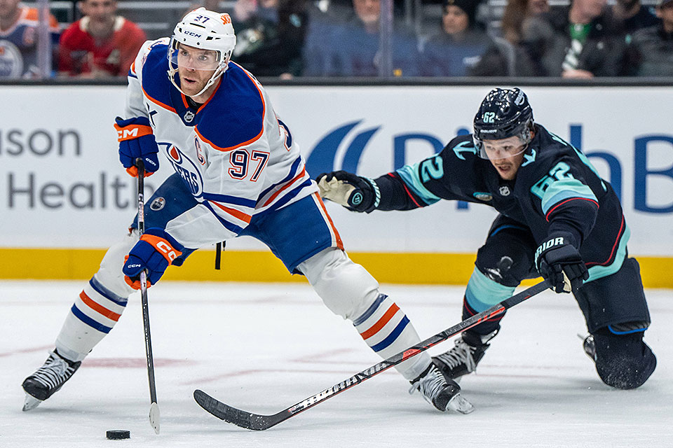 Edmontons Connor McDavid gegen Seattles Brandon Montour.