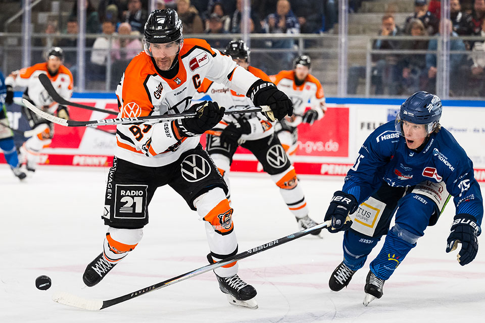 Spencer Machacek von den Grizzlys Wolfsburg und Elis Hede von den Straubing Tigers im Zweikampf.