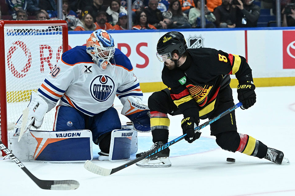 Vancouvers Conor Garland gegen Edmontons Torwart Calvin Pickard.