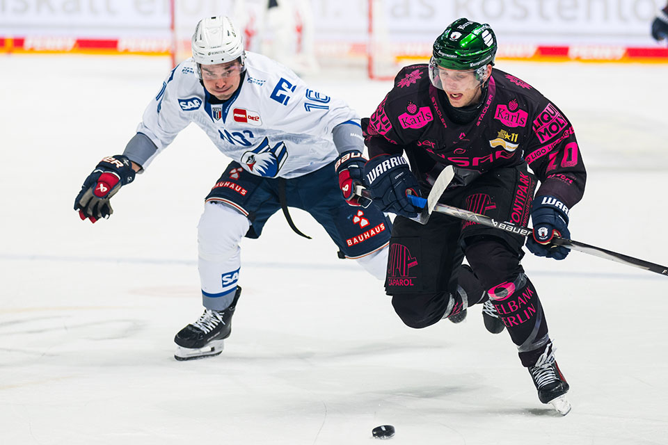 Eric Uba von den Adler Mannheim und Lean Bergmann von den Eisbren Berlin.