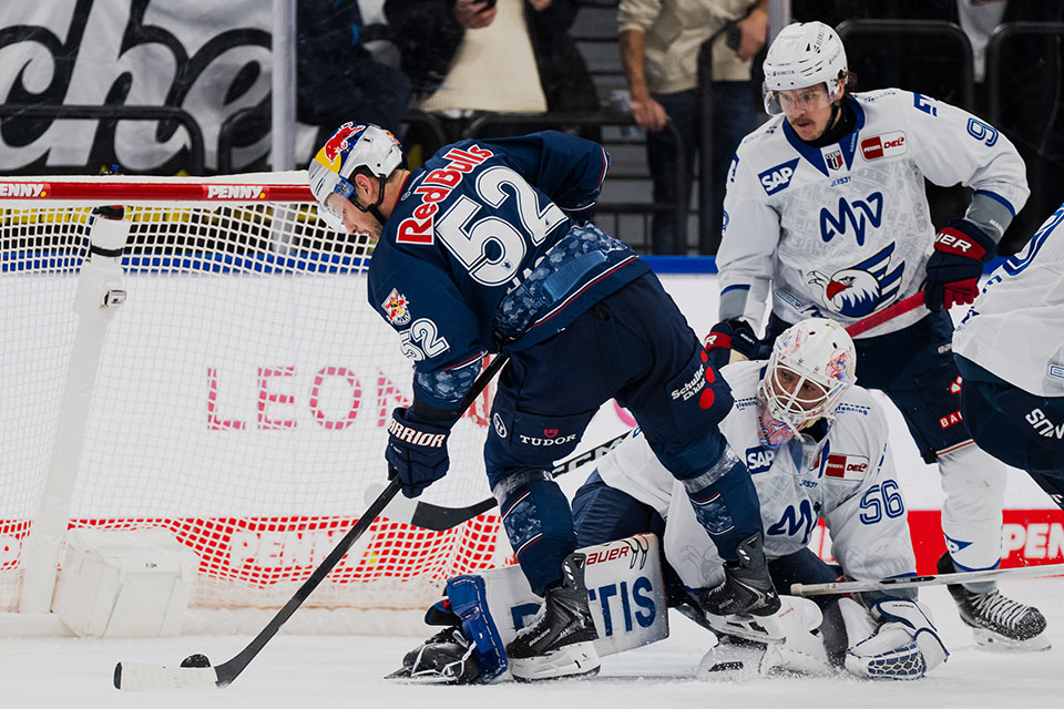 Patrick Hager mit dem ersten Tor fr Mnchen gegen Mannheim.