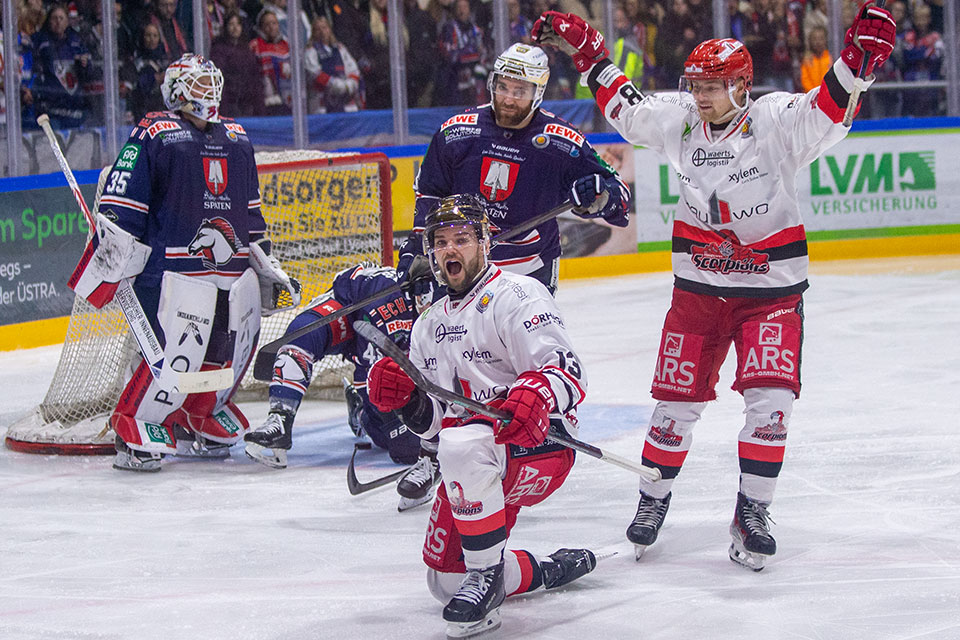 Jubel bei den Hannover Scorpions beim Derbysieg am Pferdeturm.