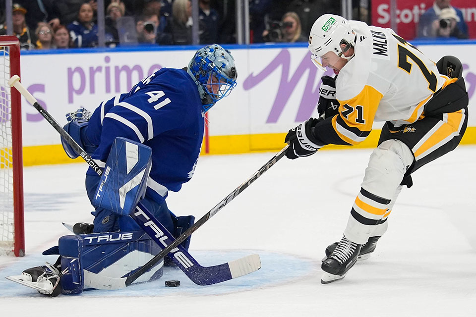 Torontos Torwart Anthony Stolarz gegen Evgeni Malkin von den Pittsburgh Penguins.