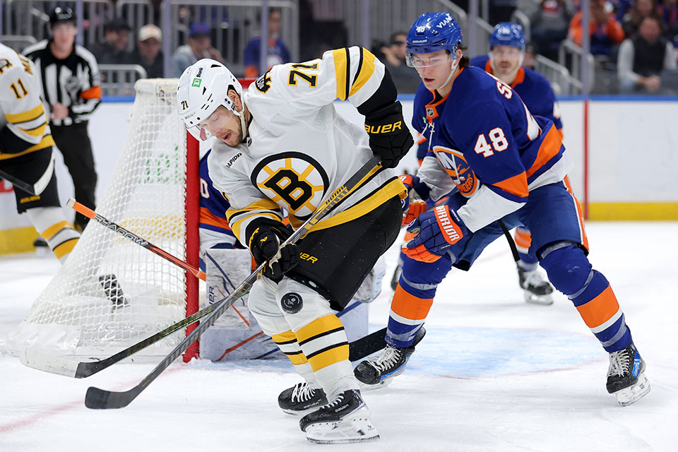 Bostons Viktor Arvidsson gegen New York Islanders Verteidiger Matthew Schaefer.