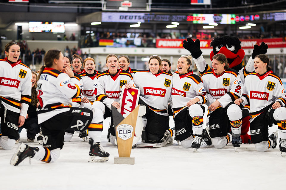 Die DEB-Frauen feiern den Turniersieg.