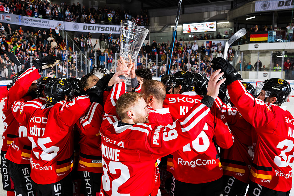 Das DEB-Team mit dem Glaspokal.