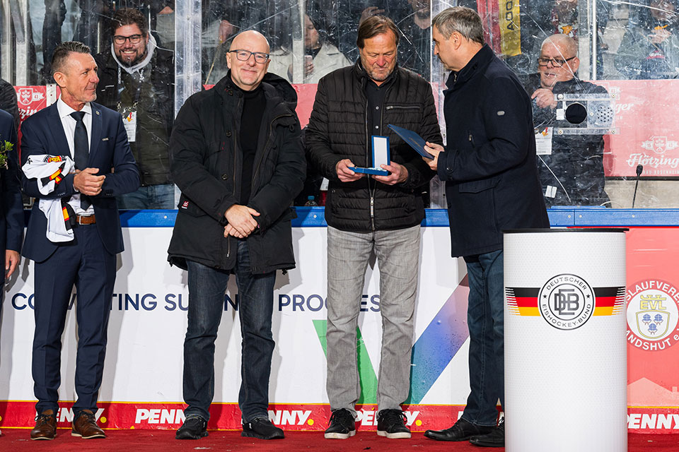 Erich Khnhackl wurde nach dem Spiel Deutschland gegen Slowakei geehrt.