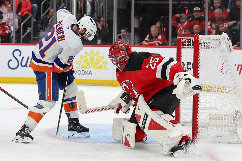 New York Islanders Strmer Kyle Palmieri gegen New Jerseys Torwart Jacob Markstrm.