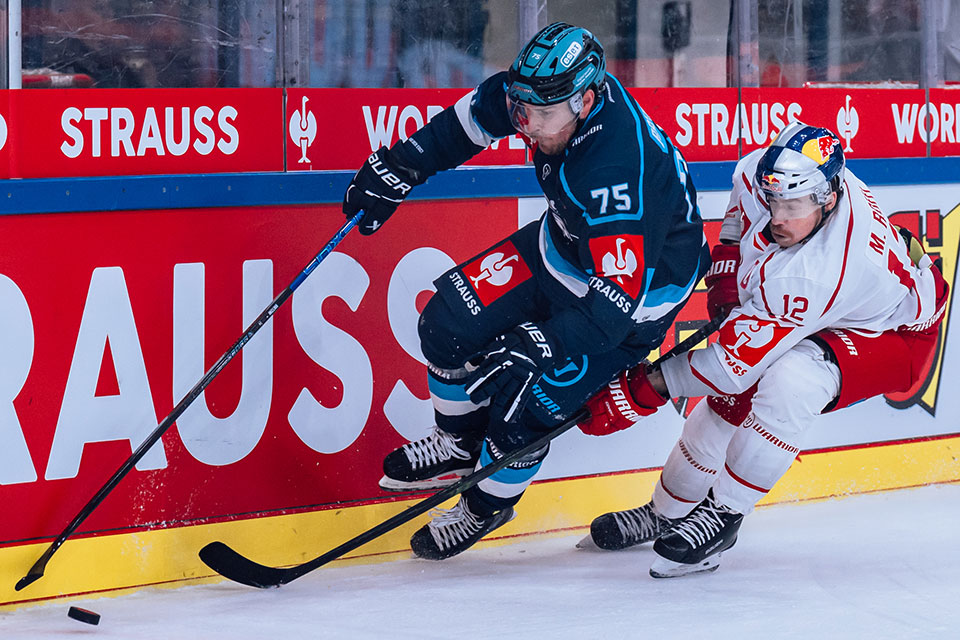 Salzuburgs Michael Raffl und Ingolstadts Alex Breton.
