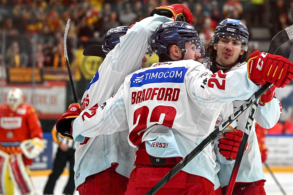 Dsseldorf feiert in Kaufbeuren einen torreichen Sieg.