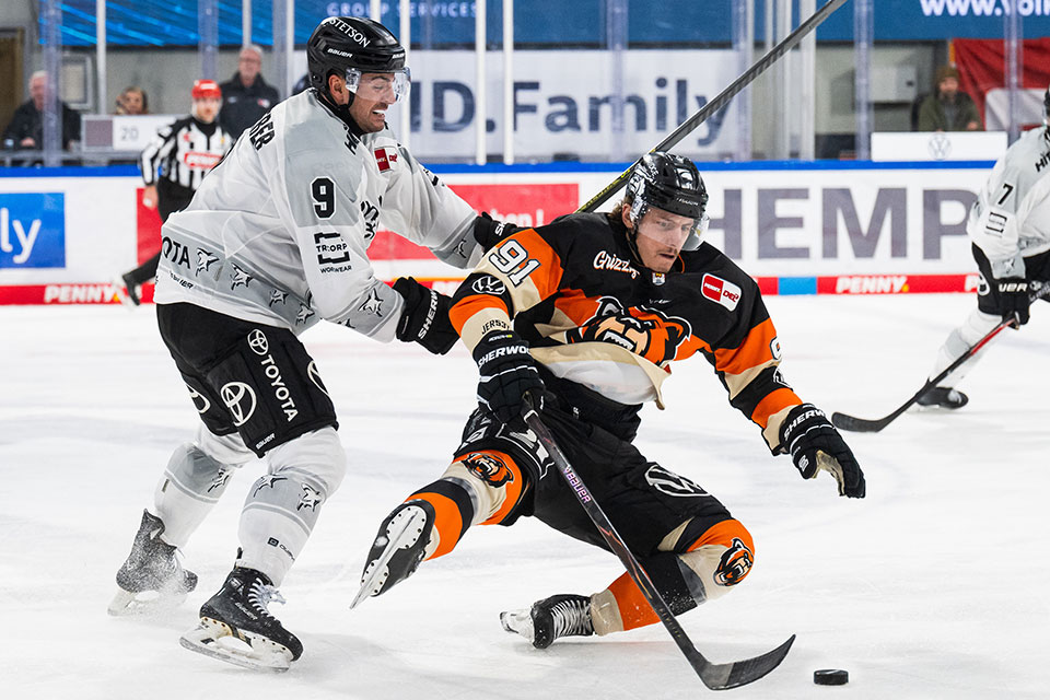 Maximilian Kammerer von den Klner Haien und Timo Ruckdschel von den Grizzlys Wolfsburg.