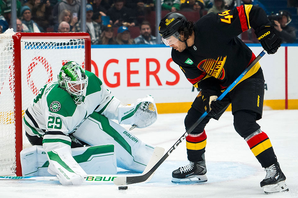 Torwart Jake Oettinger von den Dallas Stars gegen Kiefer Sherwood von den Vancouvers Canucks.