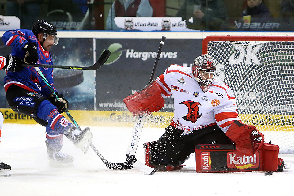 Spielszene Duisburg gegen Halle.