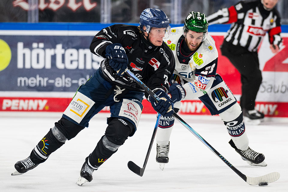 Elis Hede von den Straubing Tigers und Blaine Byron von den Eisbren Berlin.