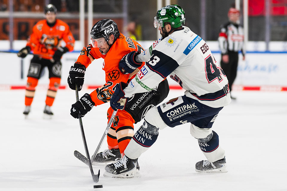 Janik Mser von den Grizzlys Wolfsburg und Andreas Eder von den Eisbren Berlin.