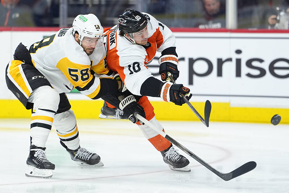 Bobby Brink gegen Kris Letang.