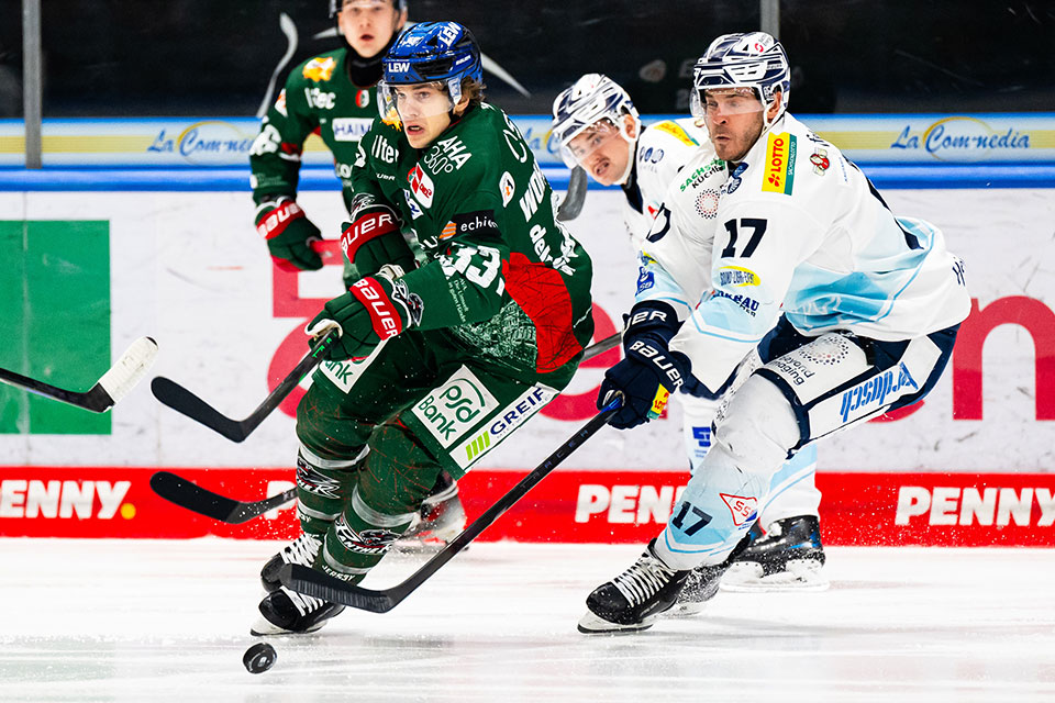 Tim Wohlgemuth von den Augsburger Panther und Lance Bouma von Dresdner Eislwen.